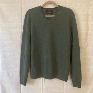 Men's Black Brown 1826 heather green cashmere v-neck sweater.